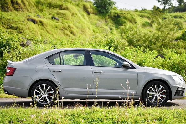 Sfoglia la nuova generazione di Skoda Octavia Foto 7