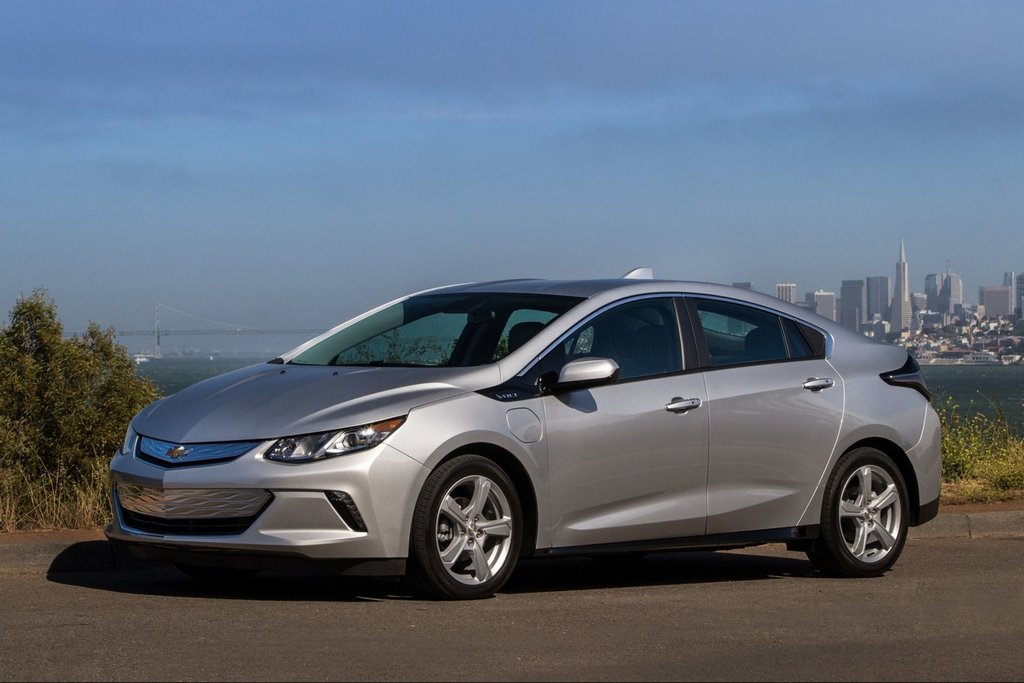 Sfoglia ibrida della berlina Chevrolet Volt di seconda generazione