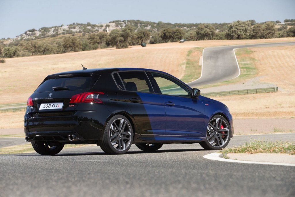 Recensione di carica di una berlina Peugeot 308 GTi
