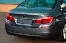 BMW 5 Series F10/F11 2010–2016 Modanatura SD in acciaio inox sopra la targa foto 2