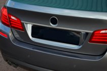 BMW 5 Series F10/F11 2010–2016 Modanatura SD in acciaio inox sopra la targa foto 5