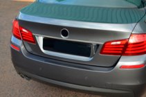 BMW 5 Series F10/F11 2010–2016 Modanatura SD in acciaio inox sopra la targa foto 4