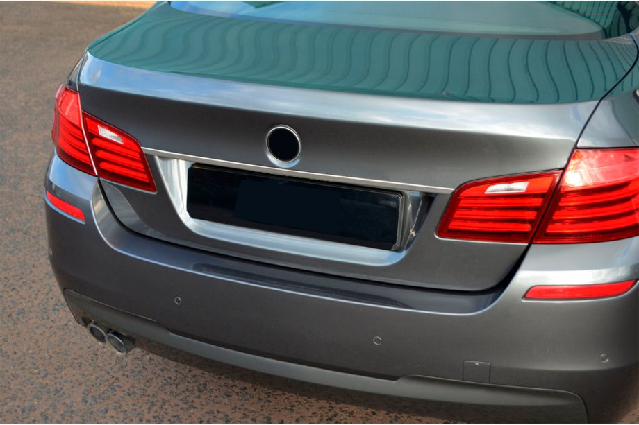 BMW 5 Series F10/F11 2010–2016 Modanatura SD in acciaio inox sopra la targa Carmos - Acciaio Inox Turco Foto 4