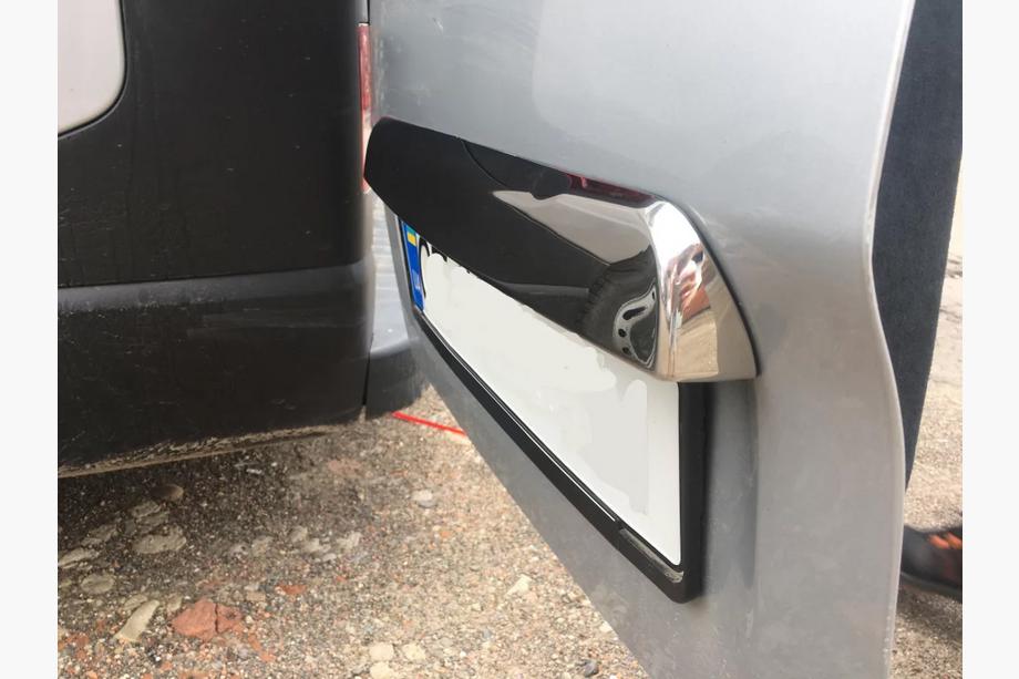 Nissan NV300/Primastar 2016- Modanatura in acciaio inox sopra la targa Foto 5