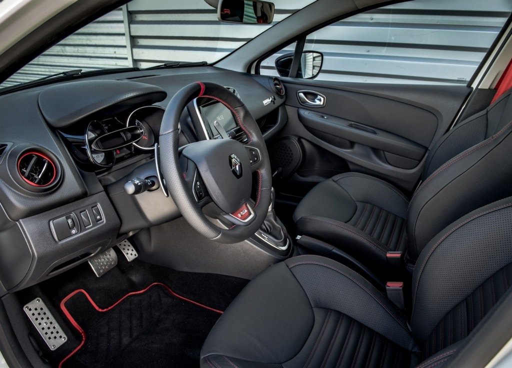 Recensione di carica di una berlina Renault Clio RS