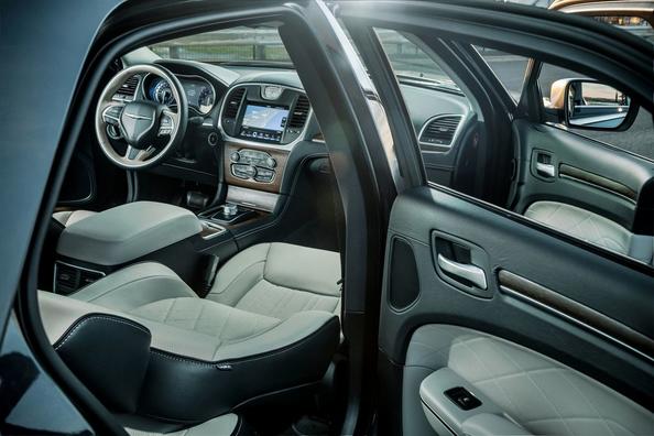 Sfoglia berlina Chrysler 300 di seconda generazione Foto 4