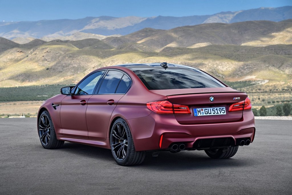 La berlina sportiva BMW M5 sesta generazione