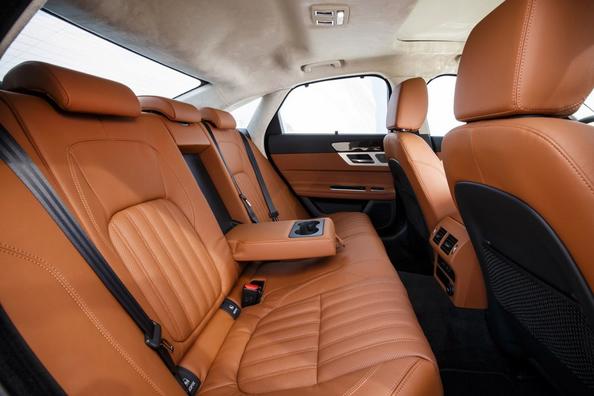 Premium berlina Jaguar XF seconda incarnazione Foto 6