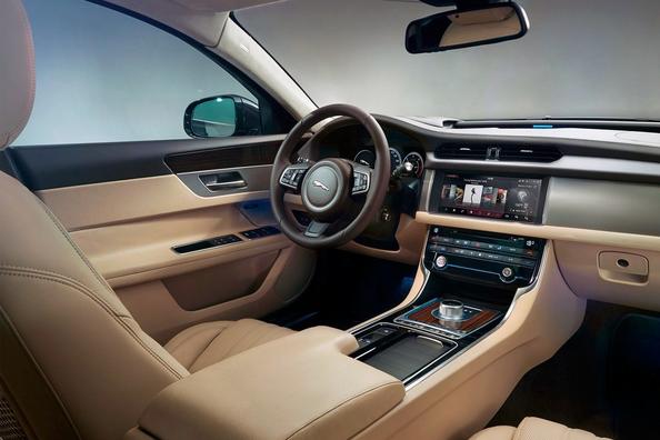 Premium berlina Jaguar XF seconda incarnazione Foto 3