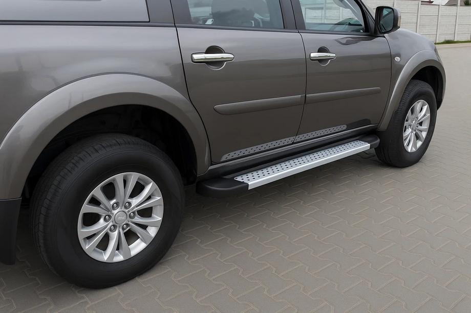 Mitsubishi Pajero Sport 2008-2015 Pedane laterali tipo X5 (2 pz, alluminio) Foto 1