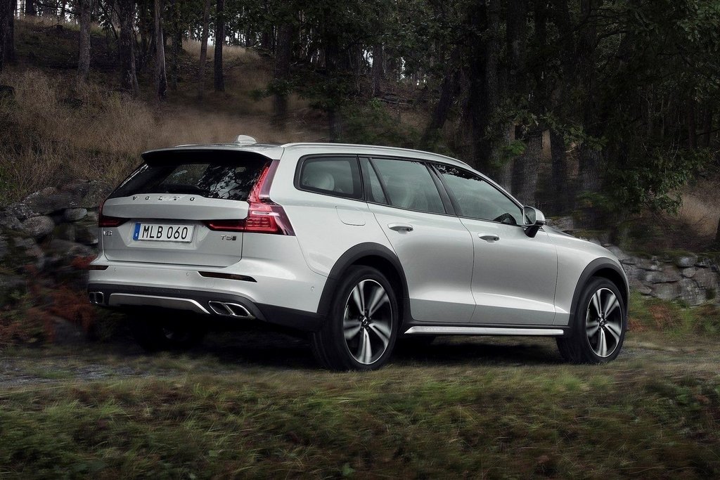La seconda generazione della station wagon fuoristrada Volvo V60 Cross Country