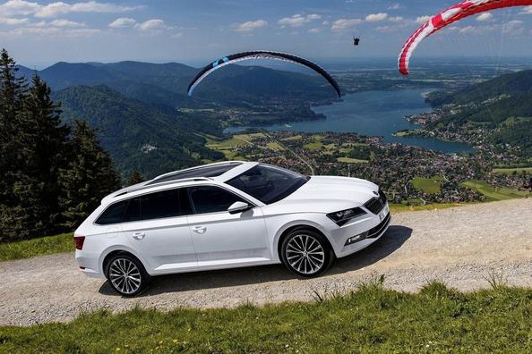 Sfoglia station wagon Skoda Superb Combi terza generazione Foto 9