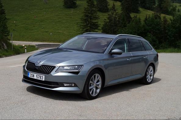 Sfoglia station wagon Skoda Superb Combi terza generazione Foto 2