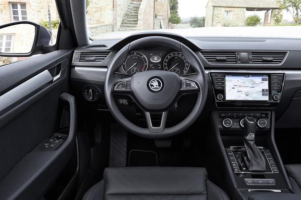 Sfoglia station wagon Skoda Superb Combi terza generazione Foto 4