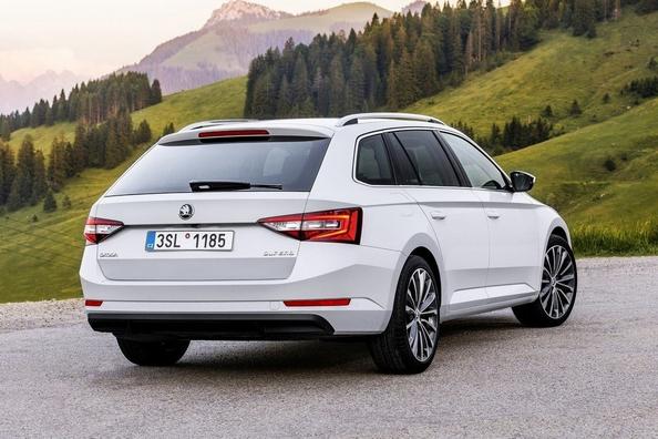 Sfoglia station wagon Skoda Superb Combi terza generazione Foto 3