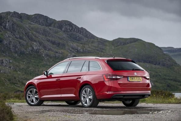 Sfoglia station wagon Skoda Superb Combi terza generazione Foto 8