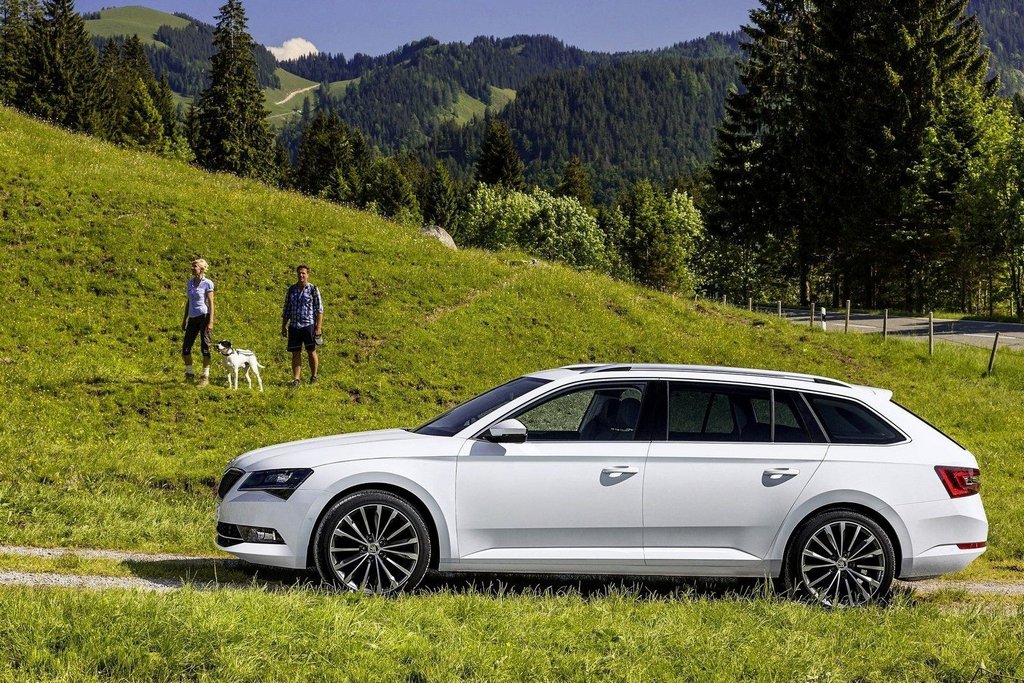 Sfoglia station wagon Skoda Superb Combi terza generazione