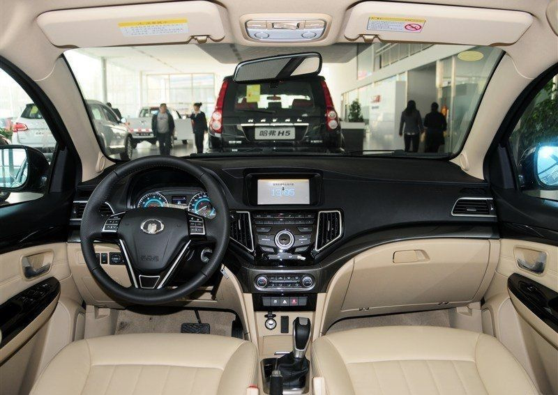 Panoramica di una berlina compatta Great Wall Voleex C30