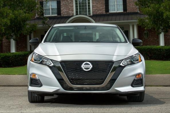 La sesta generazione della berlina Nissan Altima Foto 8