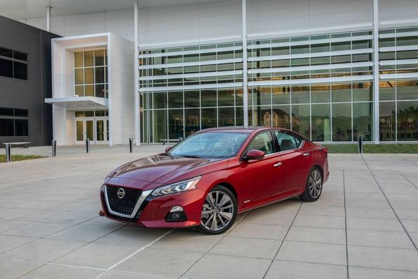 La sesta generazione della berlina Nissan Altima Foto 1