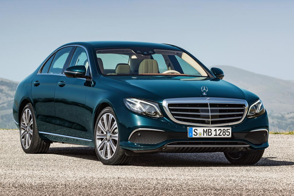 Panoramica della berlina Mercedes-Benz E-Class di quinta generazione