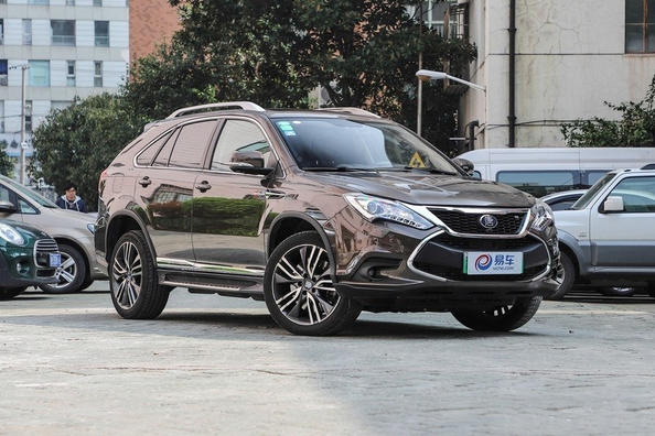 Ibrido crossover a sette posti BYD Tang 100