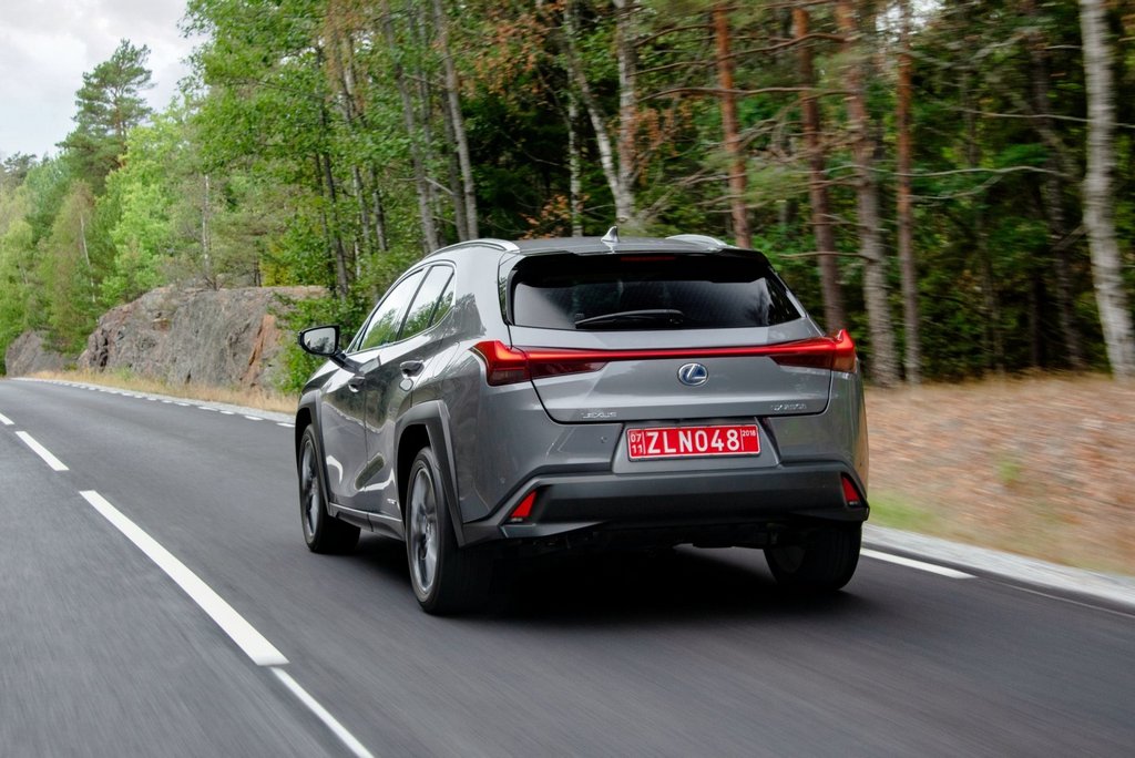 Ibrida modifica crossover Lexus UX 250h