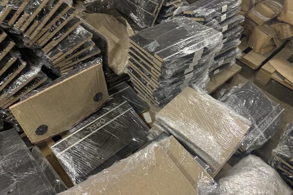 La produzione di scaffali sul cruscotto dell’automobile
