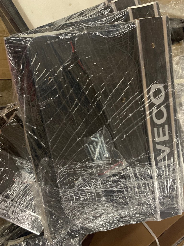 La produzione di scaffali sul cruscotto dell’automobile