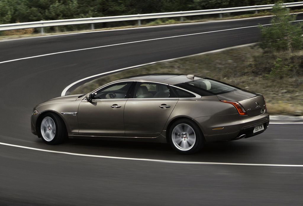 Sfoglia berlina ammiraglia Jaguar XJ