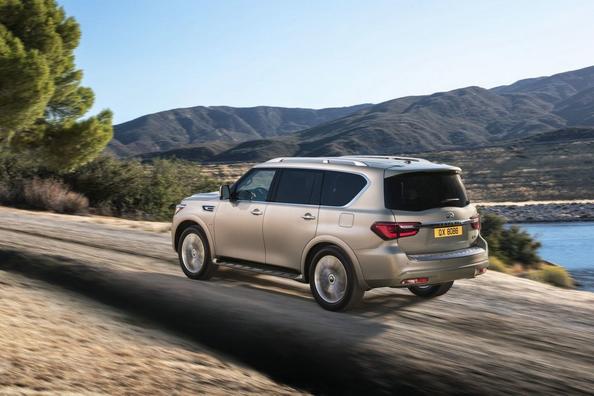 Recensione di un suv di lusso Infiniti QX80 Foto 4