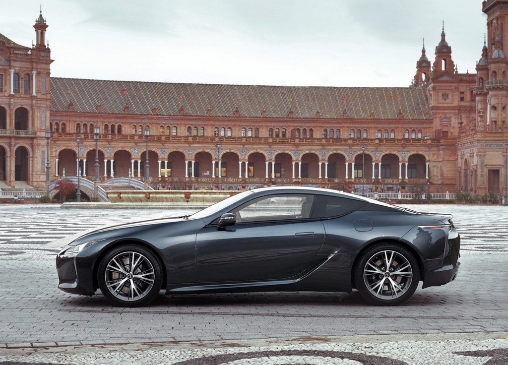 Sfoglia coupé sportiva Lexus LC 500