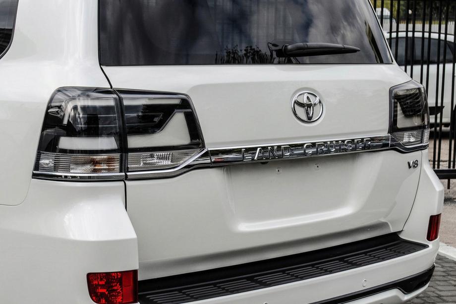 Toyota Land Cruiser 200 2007-2021 Fanali Posteriori 2016+ (Executive Black) Image