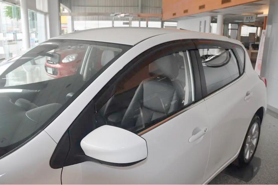 Nissan Tiida 2011-2014 Deflettori Finestrini HB (4 pz, HIC) Image