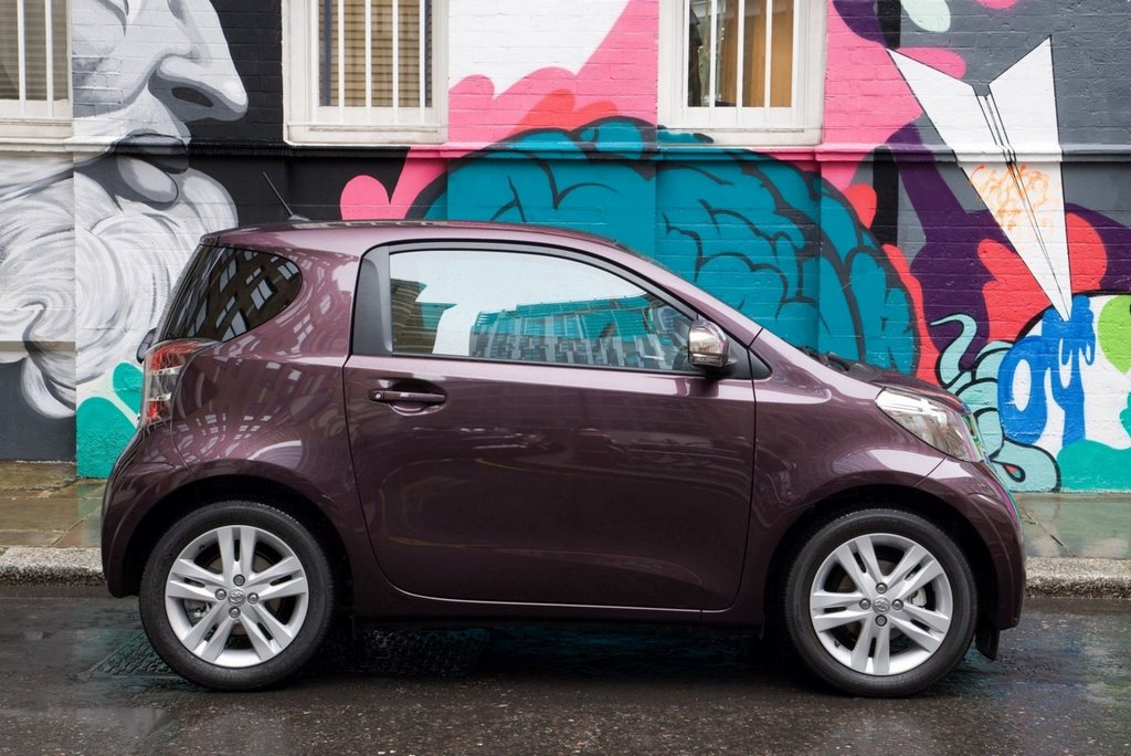 Compatta tre porte hatchback Toyota iQ
