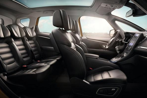 La quarta generazione della compatta monovolume Renault Scenic Foto 8