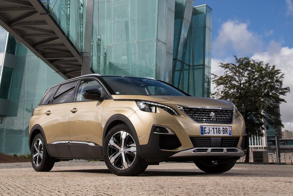 Sfoglia crossover Peugeot 5008 seconda generazione