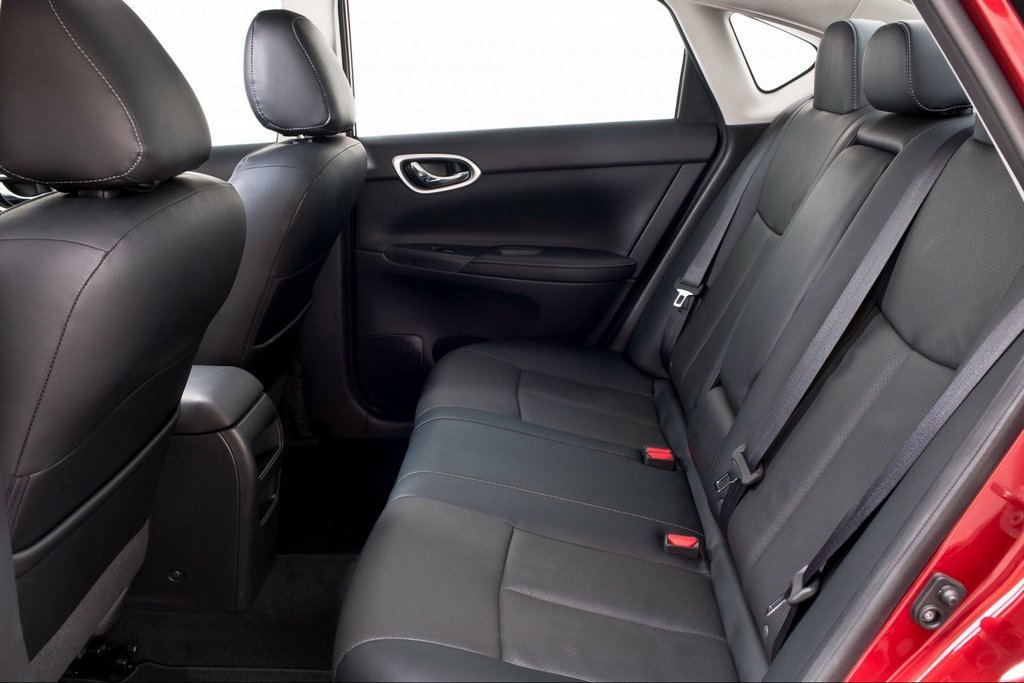 Panoramica della rinnovata berlina Nissan Sentra