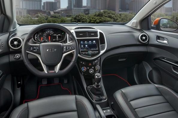 Panoramica della rinnovata berlina Chevrolet Aveo Foto 6