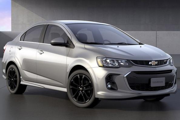 Panoramica della rinnovata berlina Chevrolet Aveo Foto 2