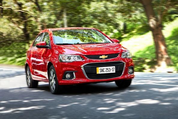 Panoramica della rinnovata berlina Chevrolet Aveo