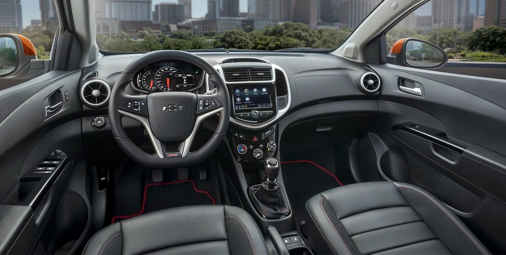 Panoramica della rinnovata berlina Chevrolet Aveo