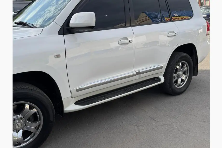 Toyota Land Cruiser 200 2007-2021 Pedane laterali con LED (design 2015-2020) Foto 13
