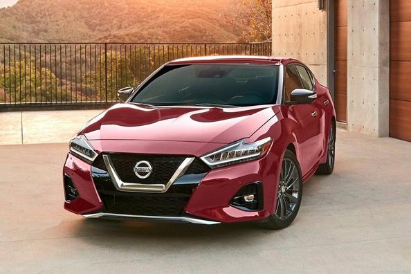 Berlina ammiraglia Nissan Maxima in una forma aggiornata