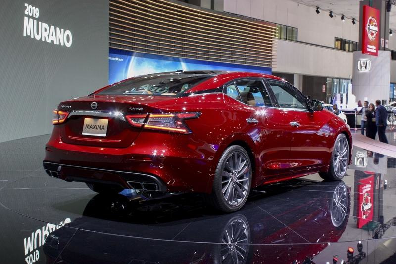 Berlina ammiraglia Nissan Maxima in una forma aggiornata