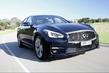 Panoramica di una berlina di classe business Infiniti Q70 foto 10