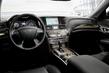 Panoramica di una berlina di classe business Infiniti Q70 foto 8