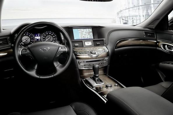 Panoramica di una berlina di classe business Infiniti Q70 Foto 8