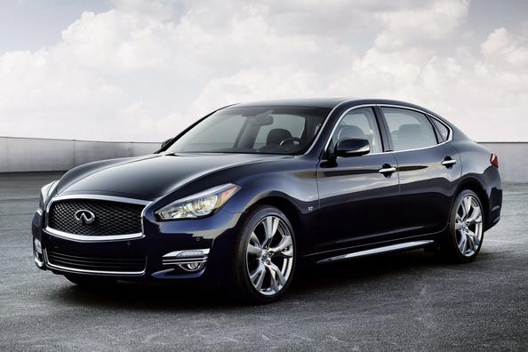 Panoramica di una berlina di classe business Infiniti Q70