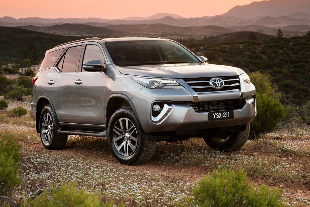 Panoramica di sette posti telaio suv Toyota Fortuner